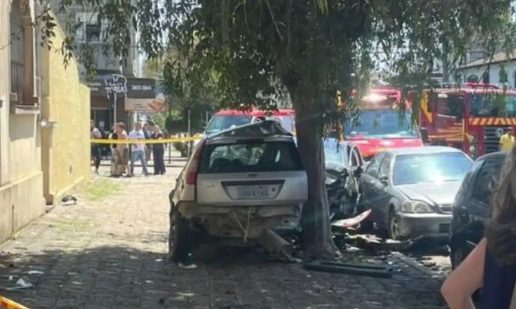 Morre motorista vítima de acidente entre dois carros em cruzamento de Curitiba