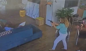 Mãe e filho invadem casa