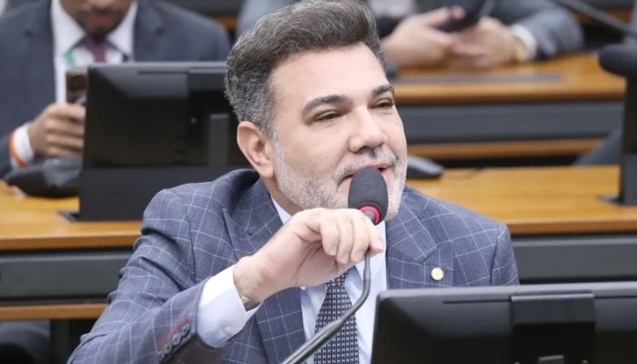 O deputado federal Marco Feliciano criticou duramente a nova edição da Caderneta da Gestante