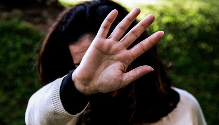 mulher sendo agredida e violentada